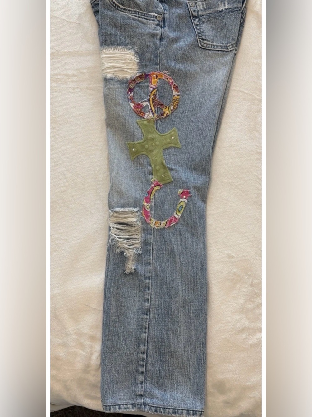 Revolt Women’s Cropped Distressed Jeans Peace Cross Horseshoe Applique Size 9. - Picture 5 of 8
